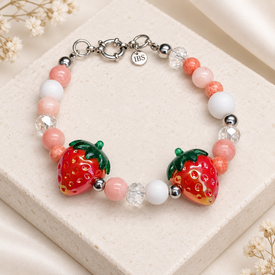 Aardbeien met Slagroom armband met aardbeienbedels en roze-witte kralen