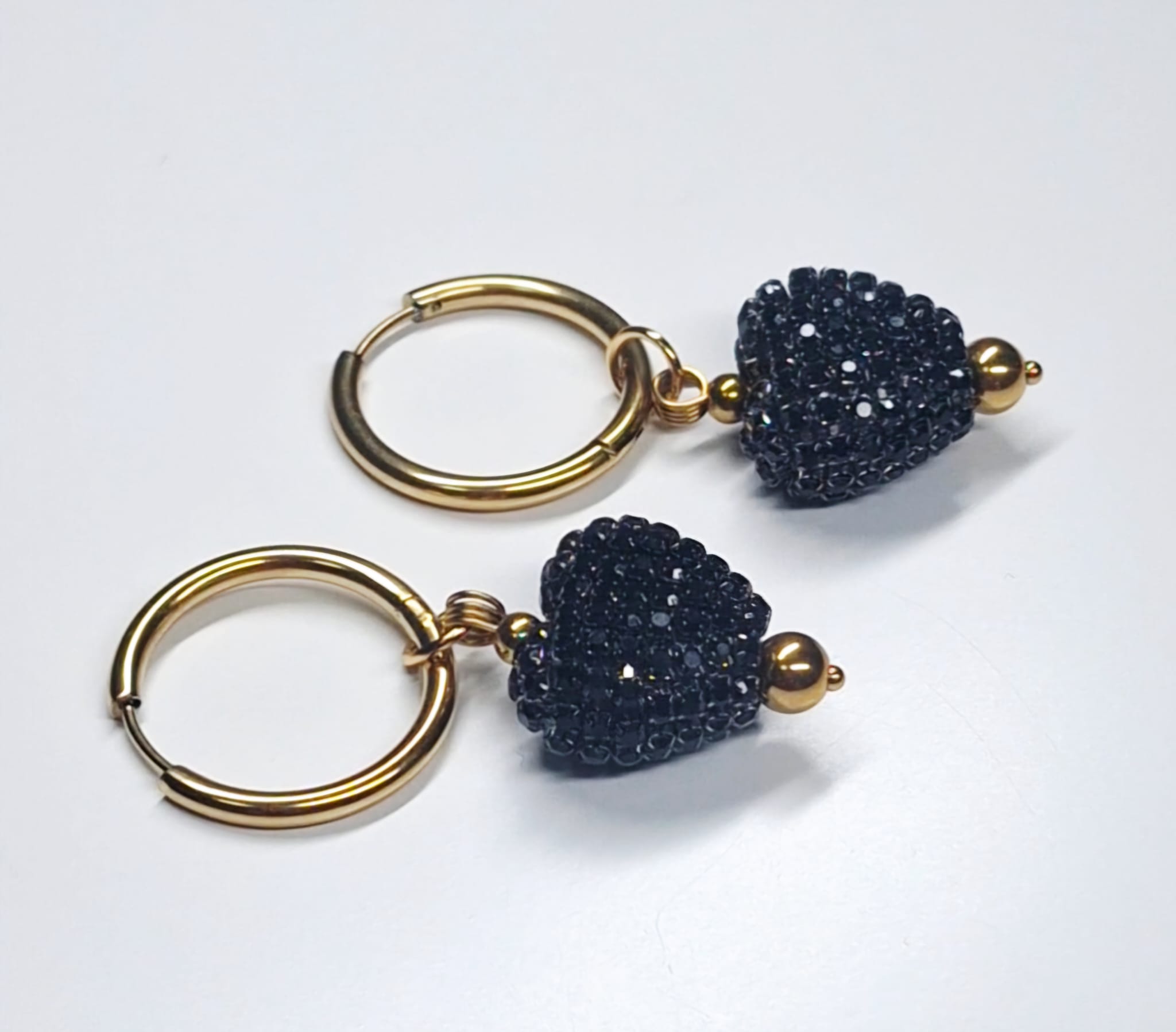 black heart goud oorbellen2 black heart goud oorbellen2