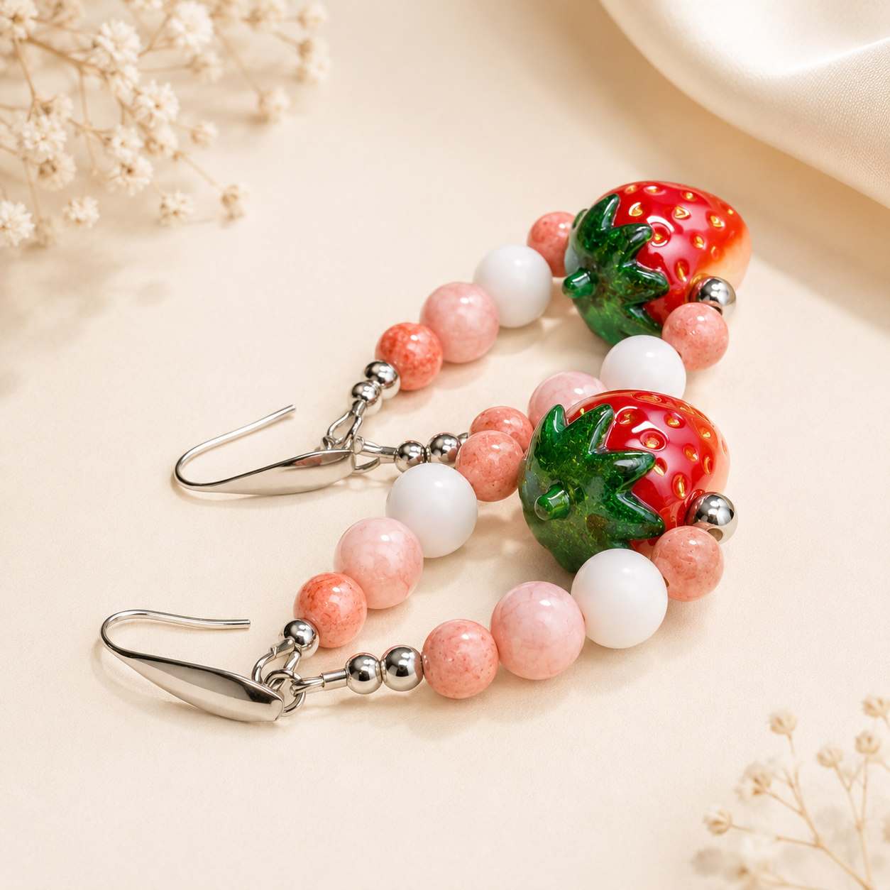 aardbeien met slagroom oorbellen Aardbeien met Slagroom oorbellen met aardbei-bedels en roze-witte kralen – Grand Jewellery PM