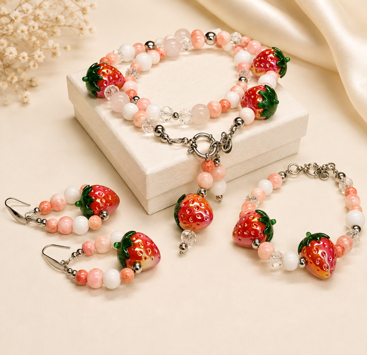 aardbeien met slagroom sieradenset grand jewellery pm Aardbeien met Slagroom sieradenset met ketting, armband en oorbellen met aardbei-details – Grand Jewellery PM