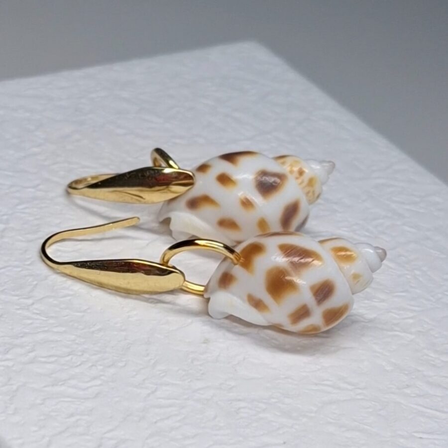 gouden oorbellen met imitatie schelp