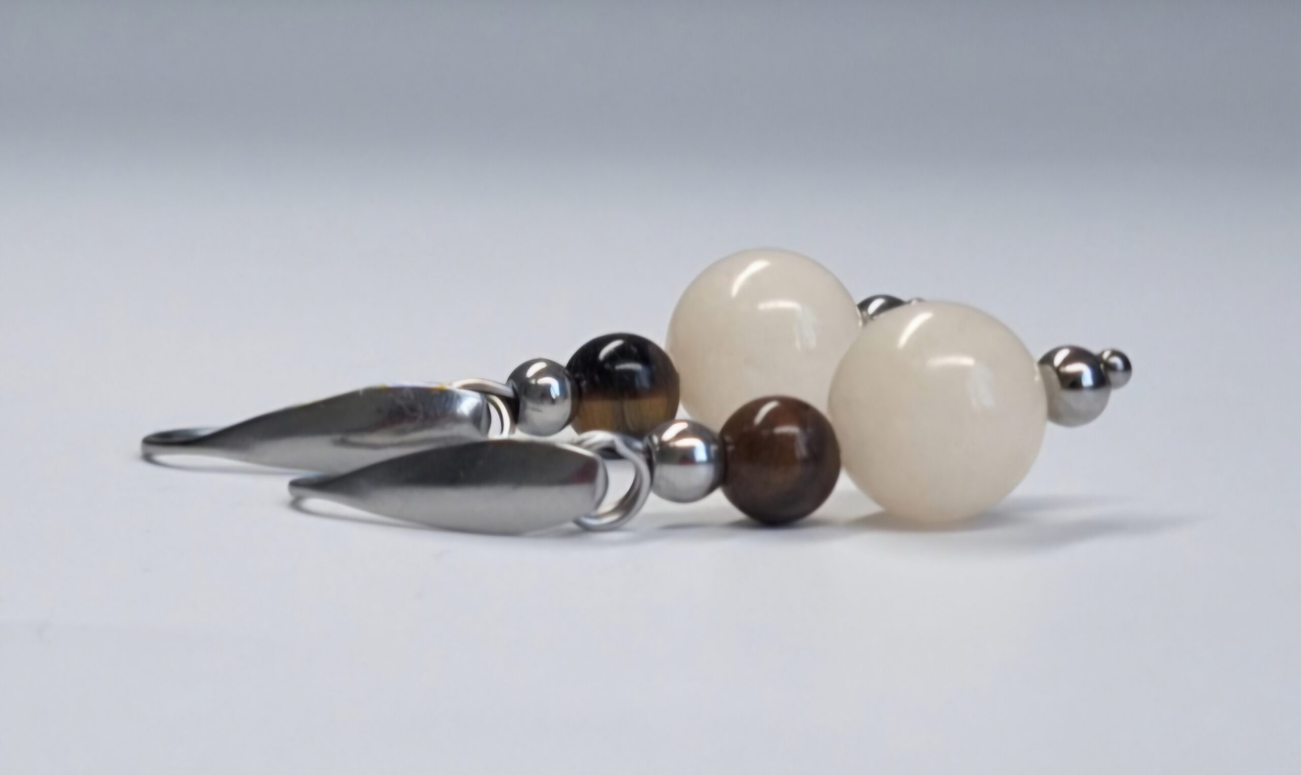 zilveren oorbellen met tijgeroog en angeliet zilveren oorbellen met tijgeroog en angeliet